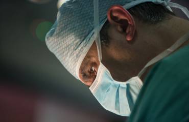 Dr Ioannis Liapakis concentrating during surgery at Opsis Clinical